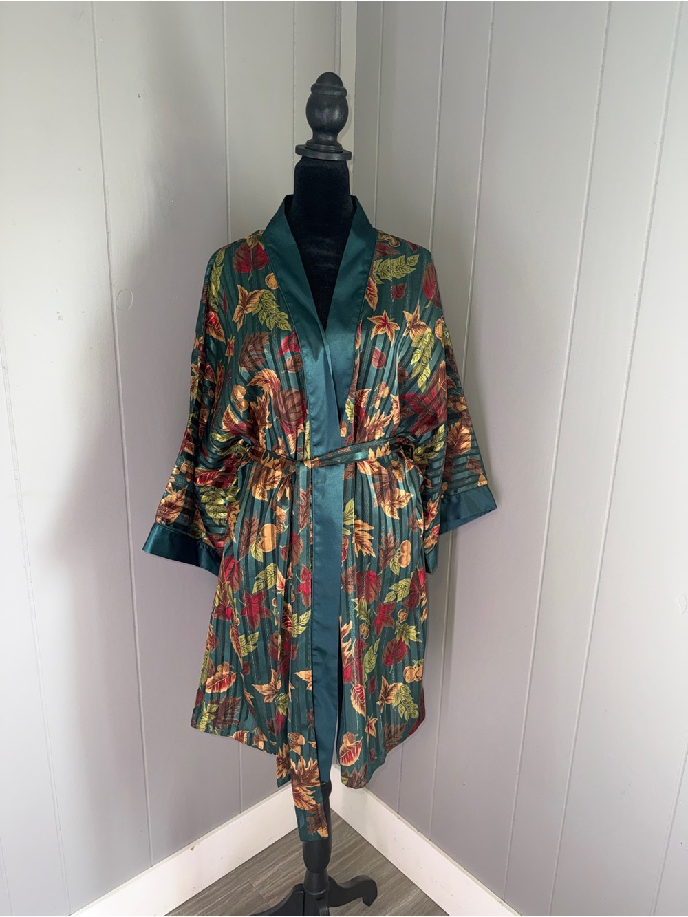 Vintage Women’s Silky Fall Print Robe Size Large